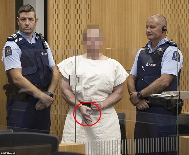 سفاح نيوزيلندا يُظهر إشارة عنصرية بيديه في أول ظهور له بالمحكمة